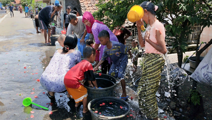 Warga Manfaatkan Air Celupan Pusaka Ki Buyut Kesmadi untuk Mandi hingga Minum