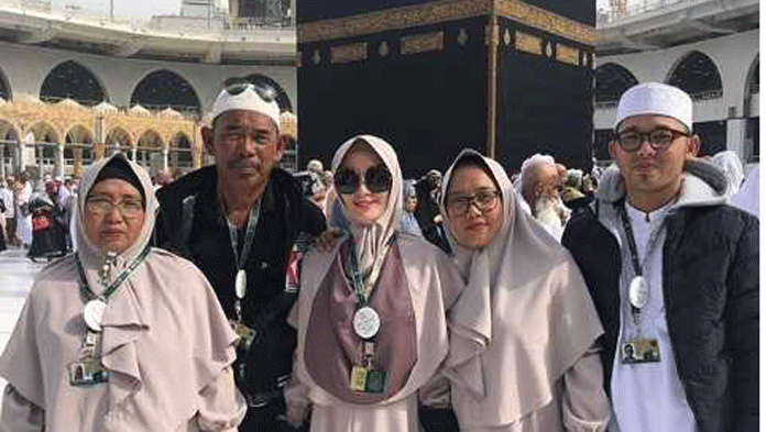 Zaskia Gotik Pakai Hijab Jadi Pangling