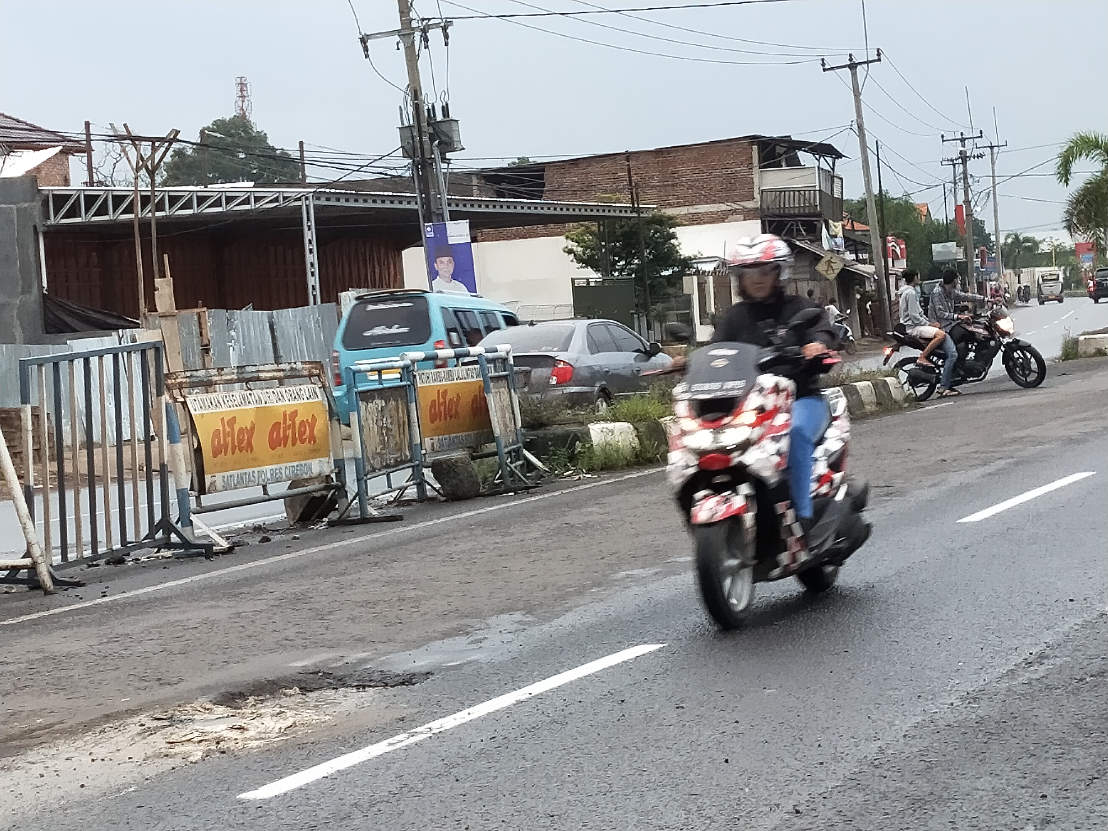 Awas! Jalan di Jalur Pantura Kabupaten Cirebon Berlubang