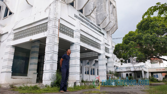 Gelap, Satpam Tak Berani Jaga Malam di Dalam Bekas RSUD Arjawinangun