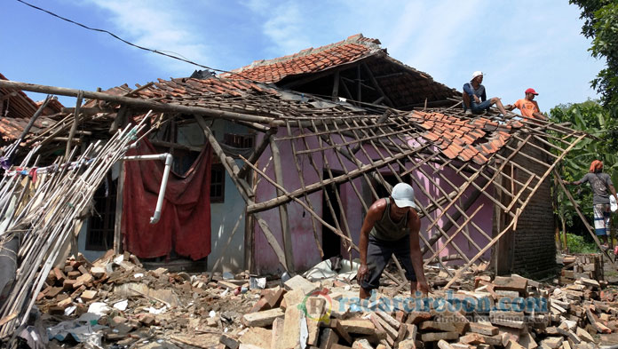 Bangunan Rumah di Jemaras Kidul Roboh Ditempa Hujan Angin