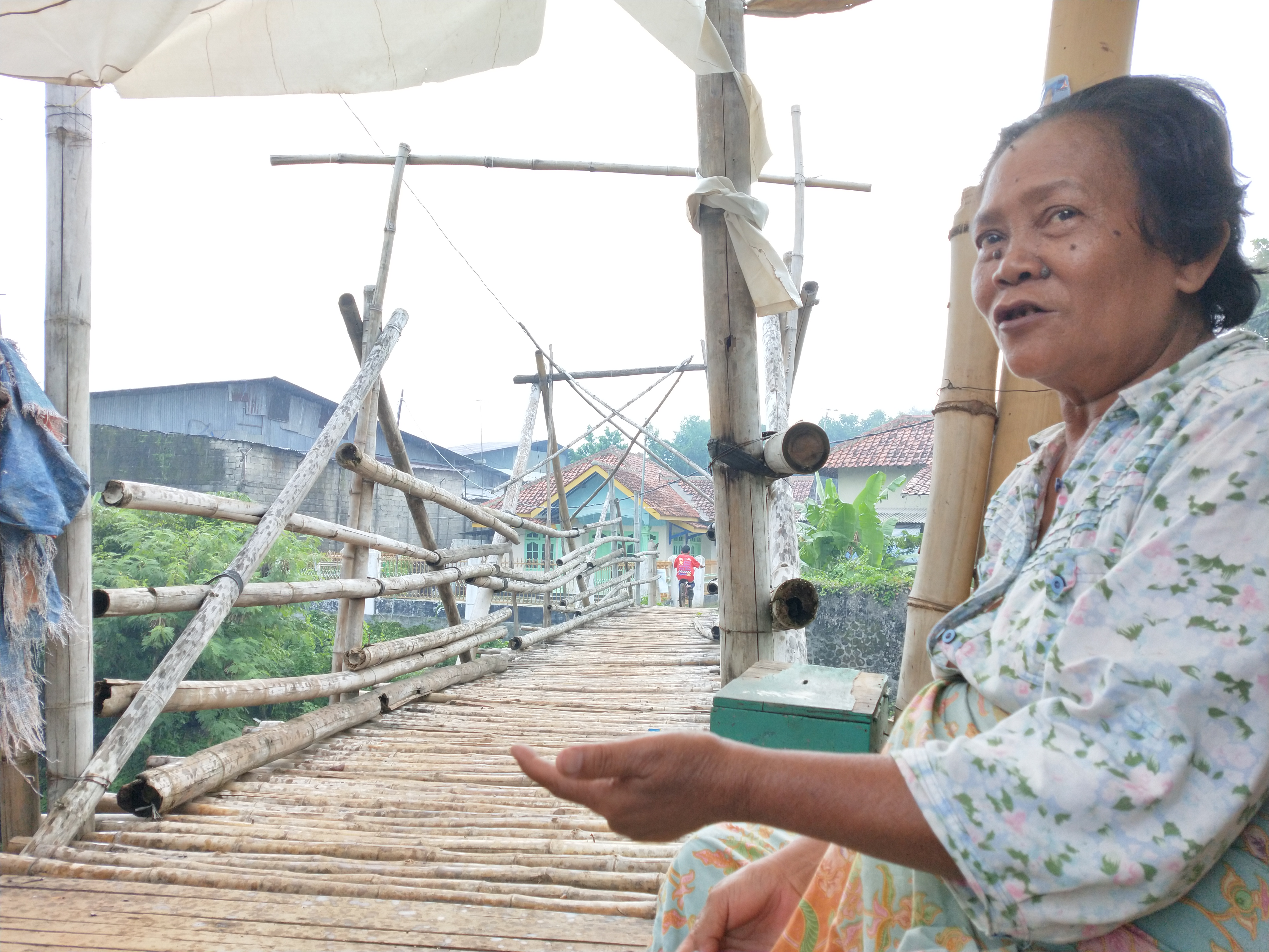 Kisah Nenek Penunggu Jembatan Bambu Penghubung Dua Kecamatan