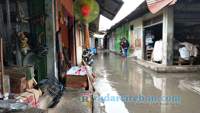 Pedagang Pasar Minggu Palimanan Mengeluh, Lapak Sering Kena Banjir