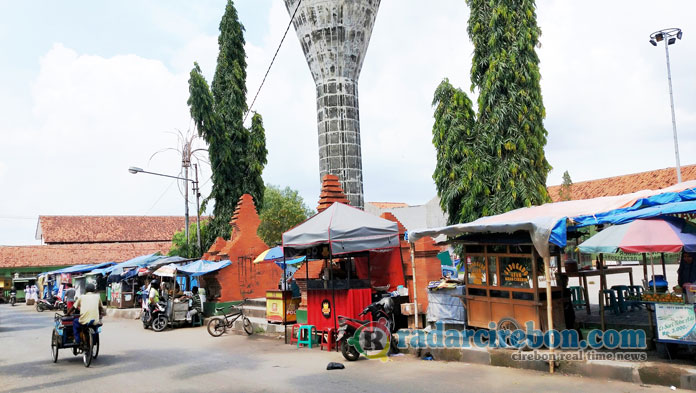 Penertiban PKL Terkendala Dana, Trotoar Alun-alun Arjawinangun Semrawut