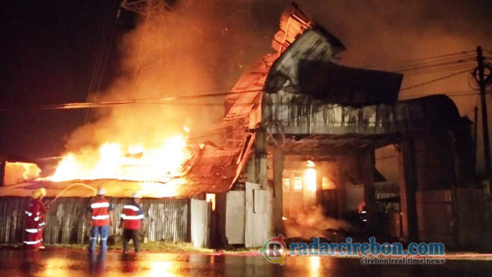 Hujan Mengguyur Cirebon, Pabrik Rotan di Gempol Malah Kebakaran