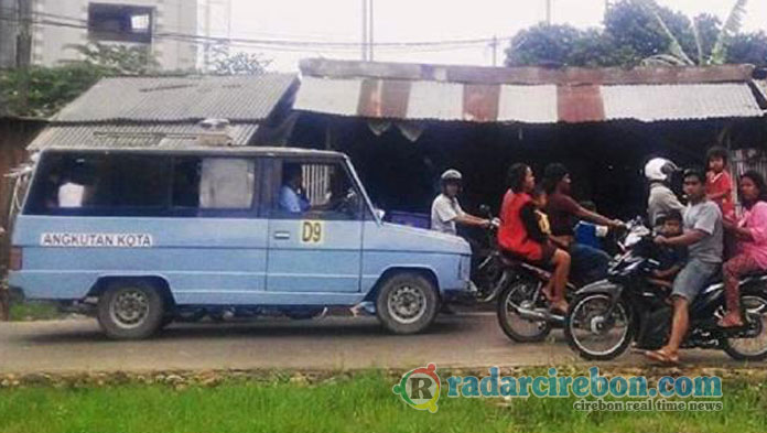 Tinggal Dua Angkot yang Tersisa di Argasunya, Jalan Secara Bergantian