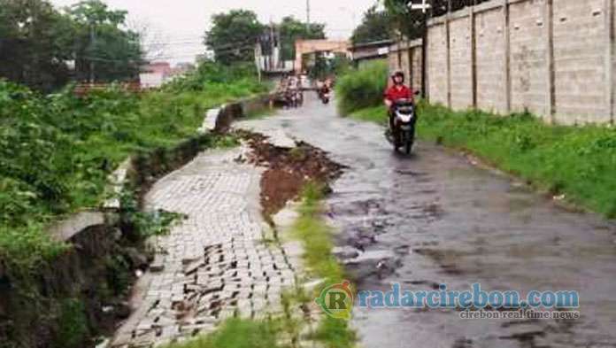 Hati-hati! Jalan Ambles di Suradinaya Makin Parah