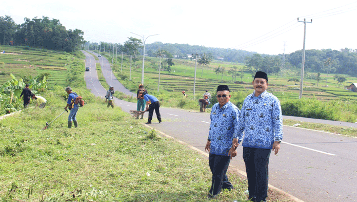 Kerahkan Puluhan Pegawai, DPUPR  Bersihkan Jalan Lingkar Timur