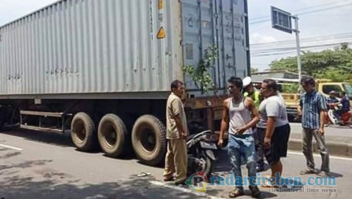 Tabrak Truk Mogok, Pemotor Tewas Seketika di TKP