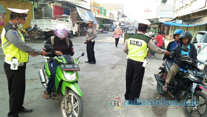 Cegah Curanmor dan Pelanggaran Lalin, Polsek Arjawinangun Razia Kendaraan