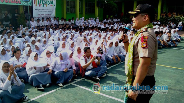 Jurnalis Cirebon dan Polisi Ajak Siswa Perangi Hoax