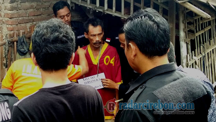 Polisi Gelar Rekontruksi, Tersangka Saelani Peragakan 13 Adegan saat Membunuh Tetangganya