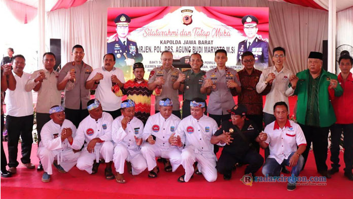 Hadiri Deklarasi Pemilu Damai, Kapolda Jabar Serahkan Asuransi Nelayan