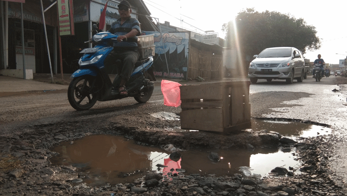 Lubang Besar Ditutup Tong Kayu