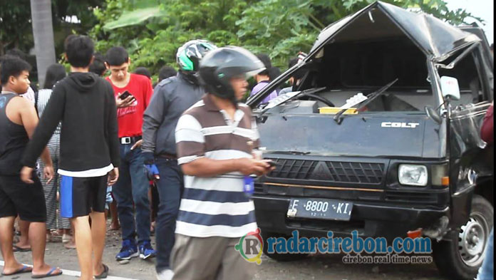 Tabrak Median Jalan, Pikap Terguling di Karangampel, 4 Orang Terluka