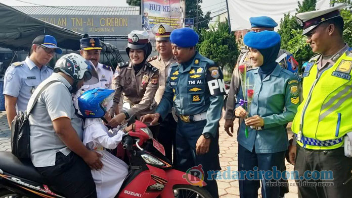 Operasi Simpatik, POM Lanal Cirebon-Polres Ciko Bagikan Helm Gratis