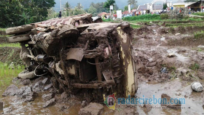 Rem Blong, Truk Angkut Batu Terbang, Nyemplung ke Sawah