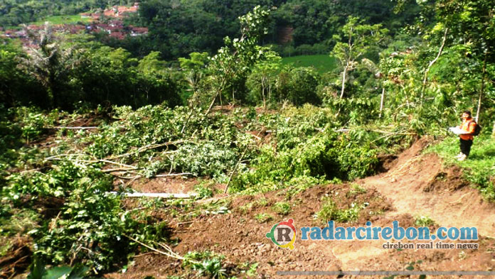 Bukit Bagarurung Kuningan Longsor, 94 Warga Ciawitali Mengungsi