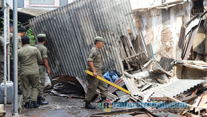 Ganggu Jalan, Bangunan Liar di RW 09 Jagabayan Dibongkar