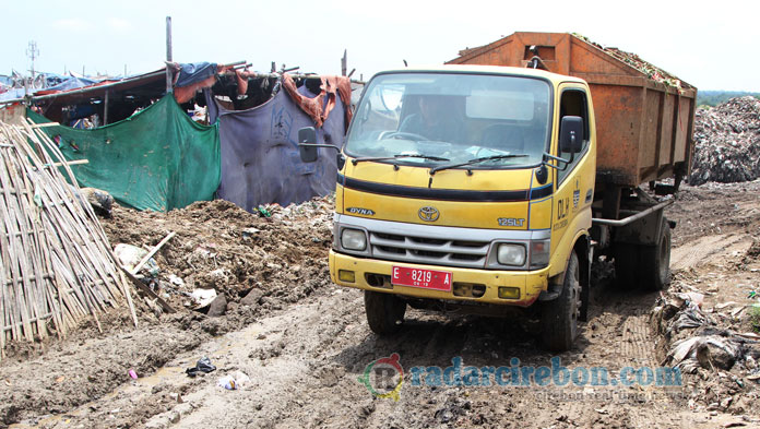 DLH Kota Cirebon Sebut Hujan Penyebab Pengangkutan Sampah Terlambat