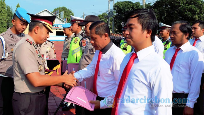 Berhasil Ungkap Kasus, 13 Anggota Polres Majalengka Dapat Penghargaan