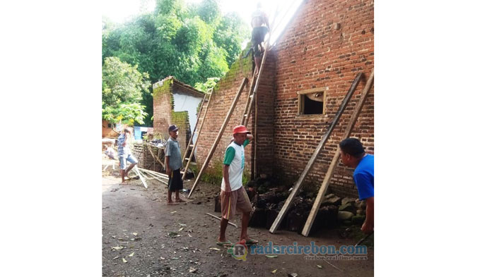 Tersambar Petir, Rumah Rusak Parah, Pemilik Pingsan