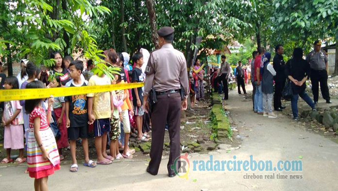 Penasaran, Ratusan Warga Desa Tuk Datangi Lokasi Rekontruksi