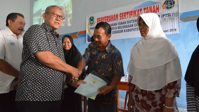 Ribuan Warga Cigadung Terima Sertifikat Tanah