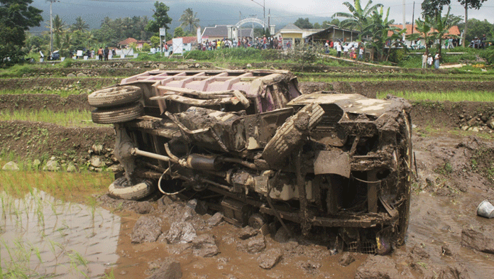 Sebelum Nyungsep ke Sawah, Truk Senggol Pemotor Pasangan Calon Pengantin