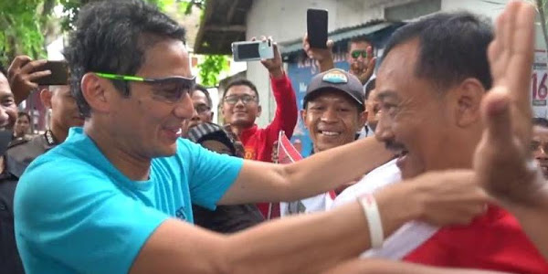 Video: Sandiaga Berikan Sorban ke Pendukung Jokowi