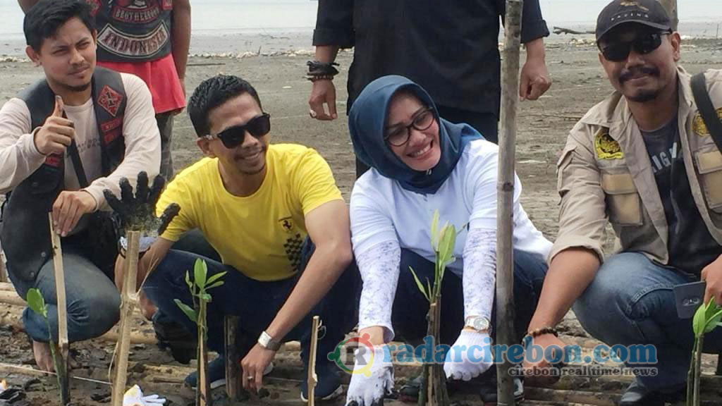 10 Ribu Bibit Bakau Ditanam di Pesisir Pantai Kesenden