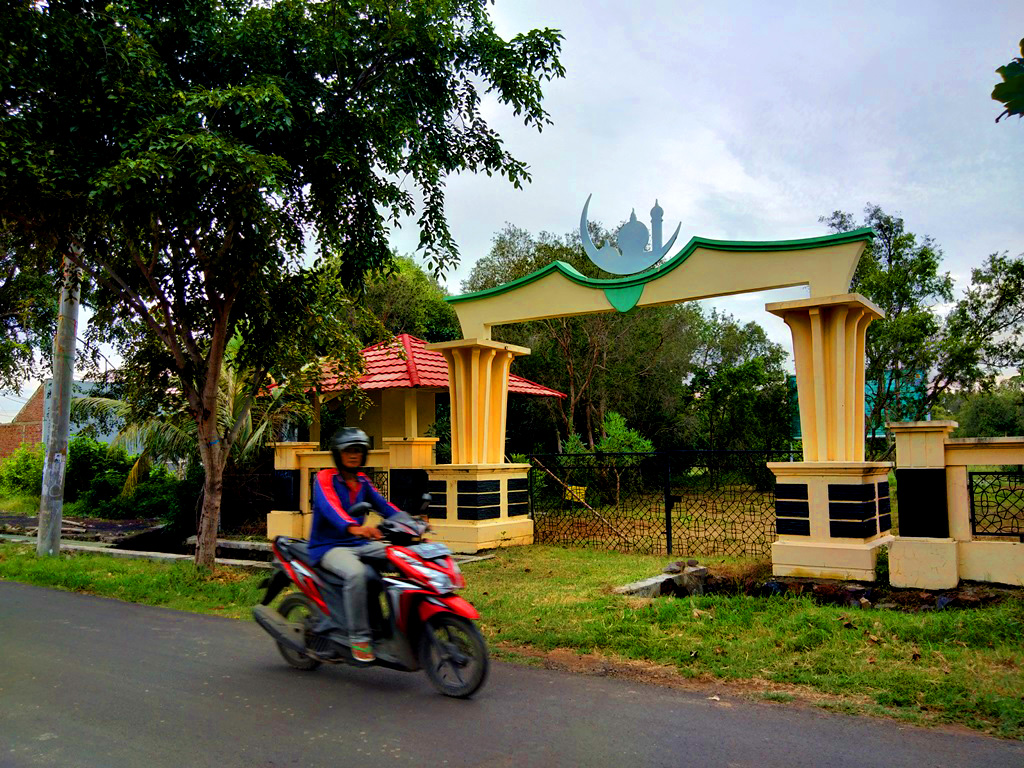 Warga Kecewa Setelah Diresmikan, Gerbang Hutan Kota Tertutup dan  Dipenuhi Rumput Liar