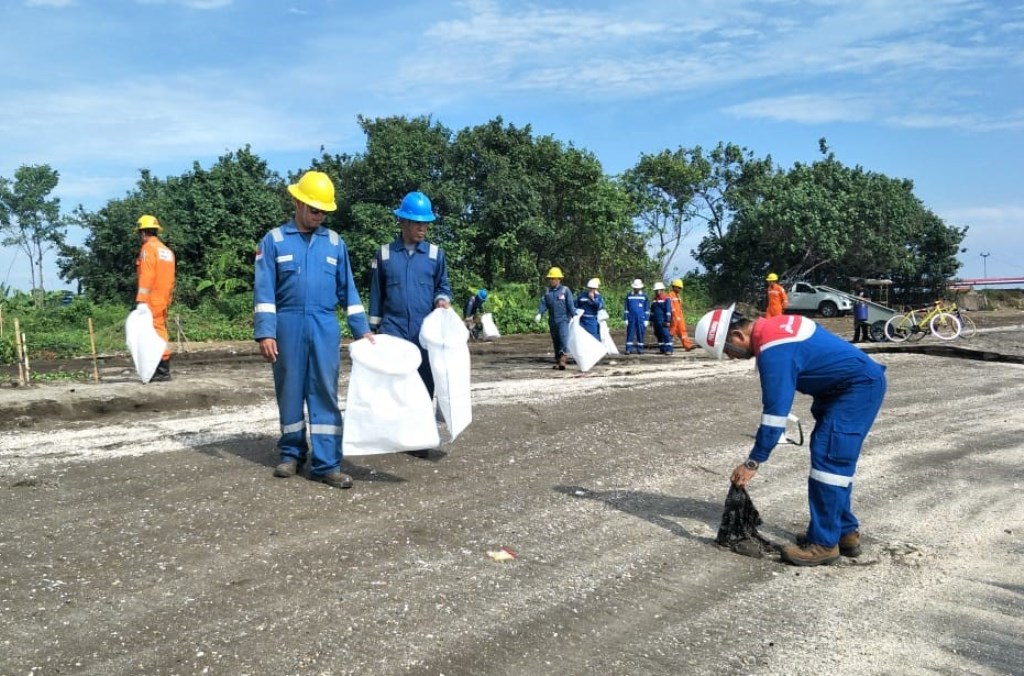 Pertamina EP Gelar Rabu Bersih di Pesisir Balongan