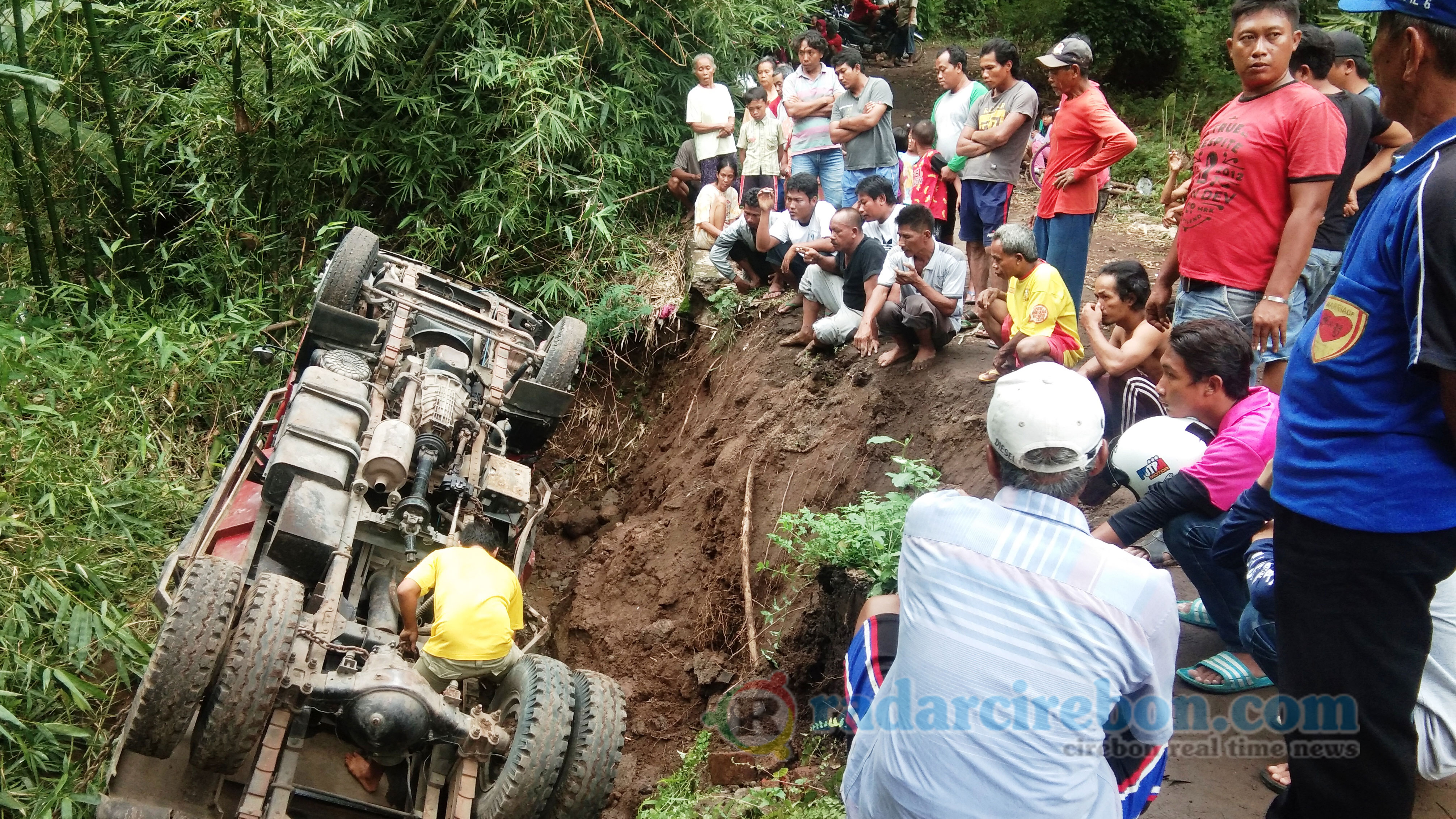 Kondisi Jalan Labil, Dumptruk Terguling Masuk Parit di Desa Belawa