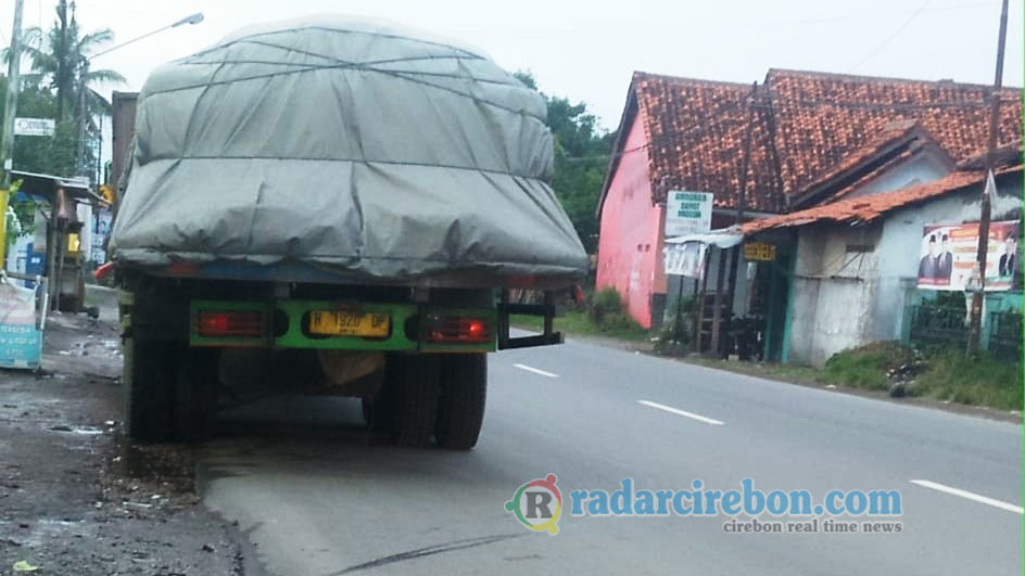 Bahaya! Truk Berhenti Sembarangan, Polisi akan Tindak Sopir yang Masih Melanggar