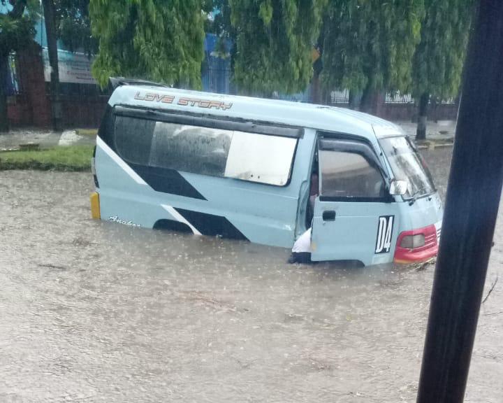 Tak Hanya Pohon Tumbang, Angkutan Kota Mogok