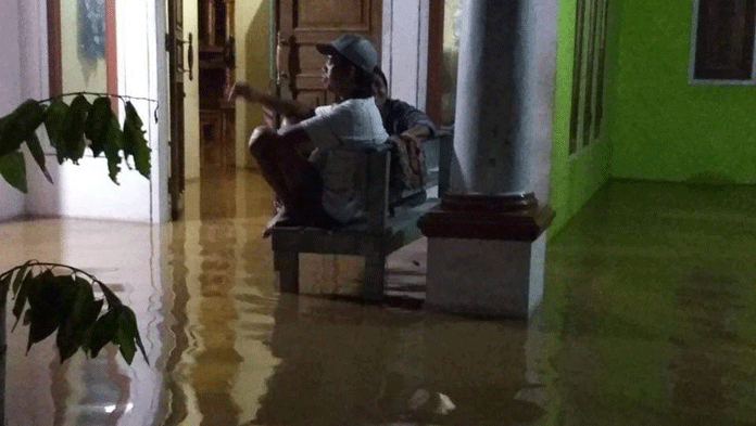 Saluran Sungai Singaraja Tertutup Jalan Tol, Rumah Warga Japurabakti Terendam