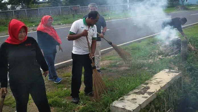 Cegah Demam Berdarah, Kompak Bersihkan Sampah dan Saluran Air