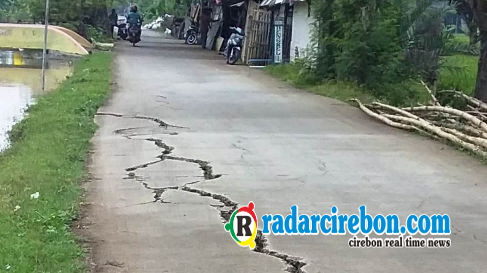 Bahayakan Warga, Jalan Malangsari-Kalensari Retak dan Ambles