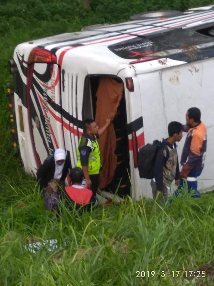 Bus Putra Pelita Jaya Oleng Bawa Rombongan Ziarah asal Jepara Jawa Tengah