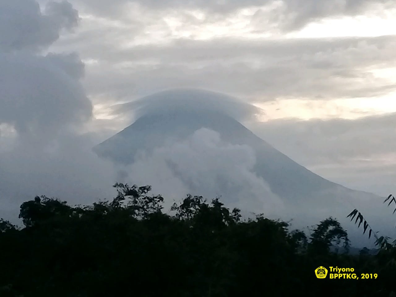 Guguran Lava Pijar Gunung Merapi Meluncur ke Kali Gendol Jarak Luncur 350 meter