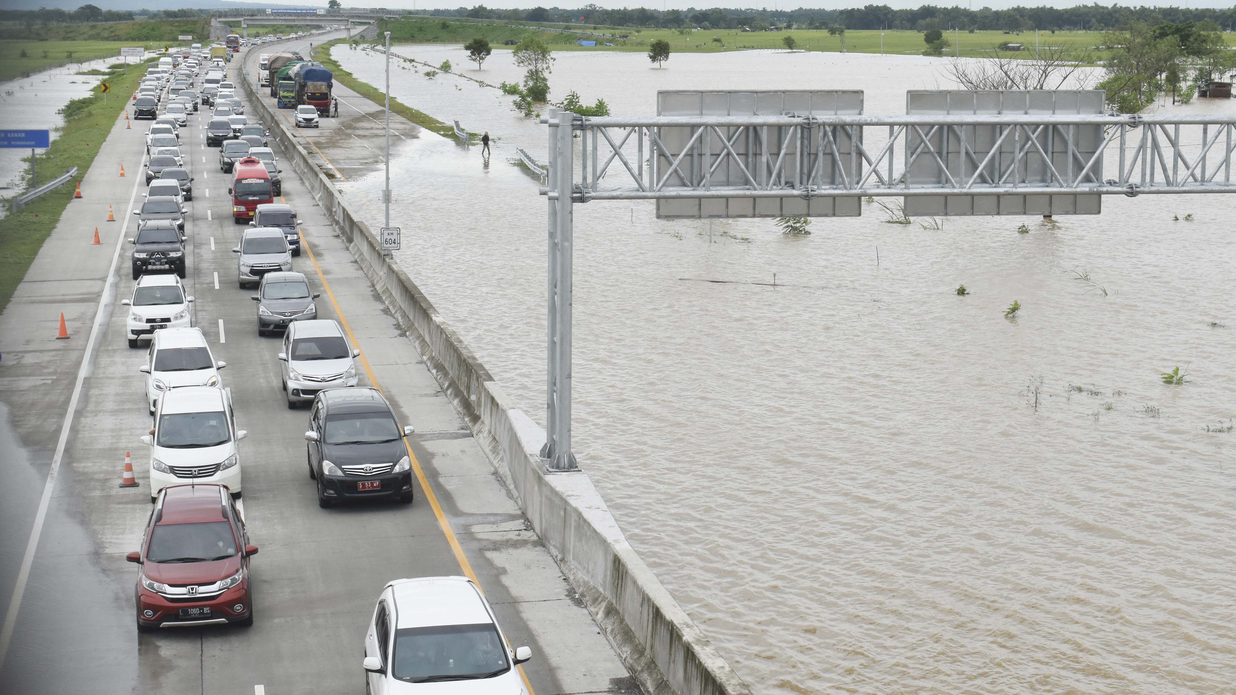 BNPB: 12.495 KK Terdampak Banjir di 15 Kabupaten  di Jawa Timur, Putuskan Jalan Tol Madiun