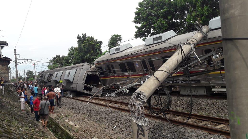 Proses Evakuasi, 2 Gerbong KRL Jakarta-Bogor Terguling