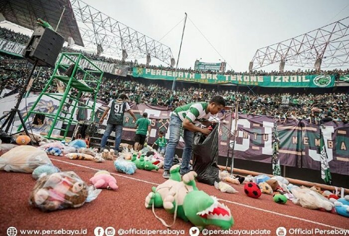 Bonek “Datangkan” Hujan Boneka di Stadion Gelora Bung Tomo Surabaya, Ini Tujuannya