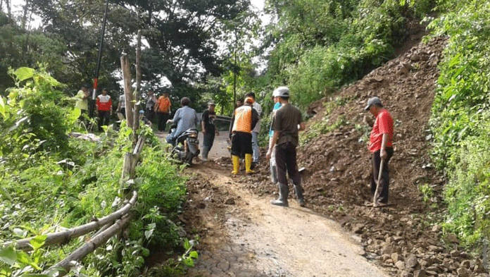 Hati-hati Melintasi Jalan Ciniru-Cipedes, Sempat Tertimbun Longsor