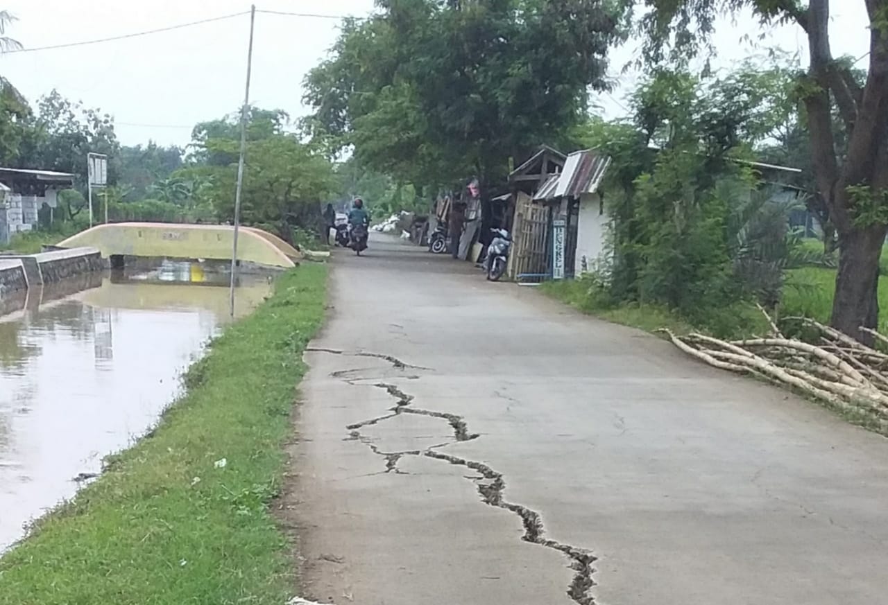 Bahayakan Warga, Jalan Malangsari -Kalensari Retak dan Ambles