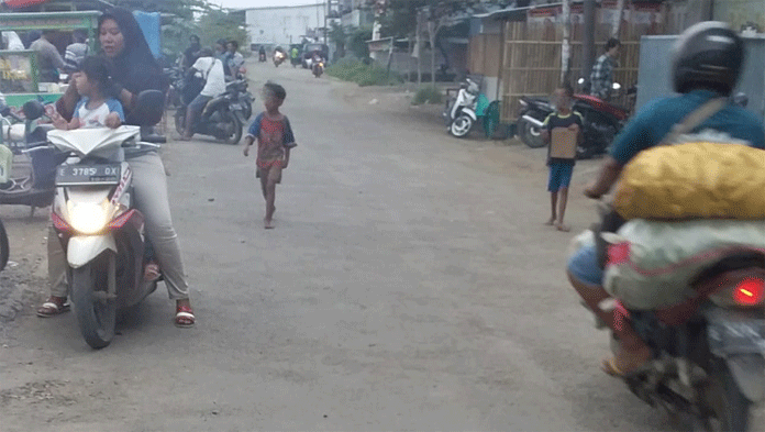 Pengemis Cilik Berkeliaran di Jatibarang