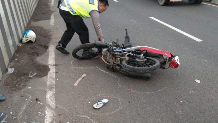 Pengemudi Ojek Tewas Tertabrak Tronton di Jalan Layang Ahmad Yani