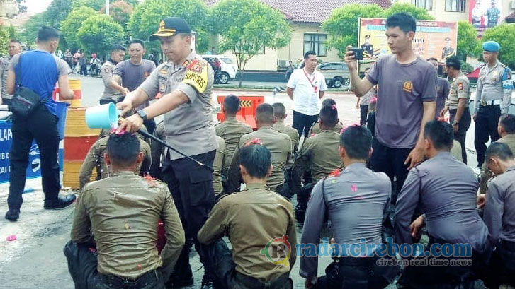 Begini Tradisi bagi Anggota Polisi Baru di Polres Majalengka