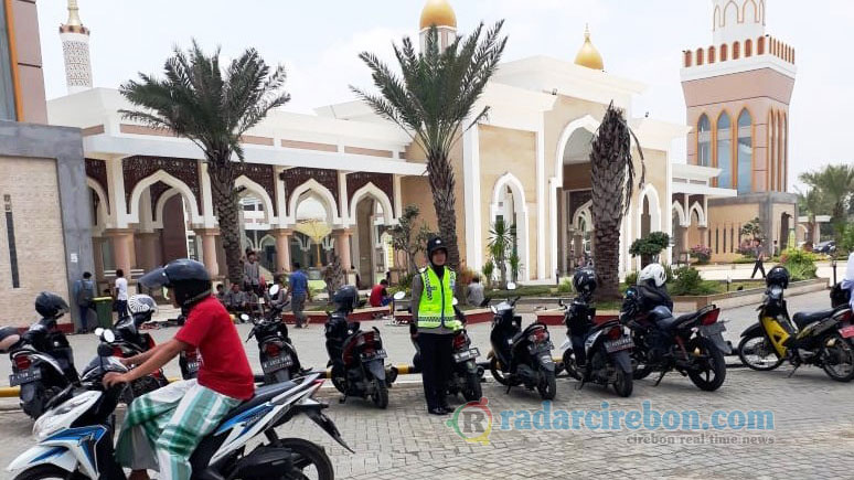 Berikan Rasa Aman, Polwan Terjun ke Masjid Jaga Ketat Salat Jumat